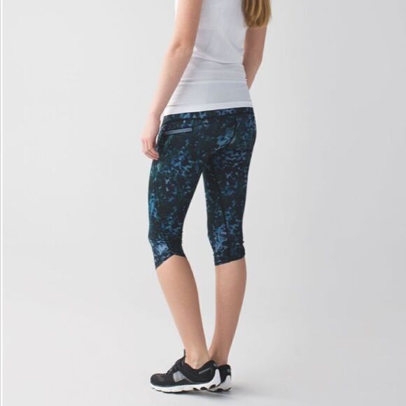 Lululemon Run: Top Speed Crop *Full-On Luxtreme
Floral Backdrop Blue Denim Multi - Picture 2 of 12